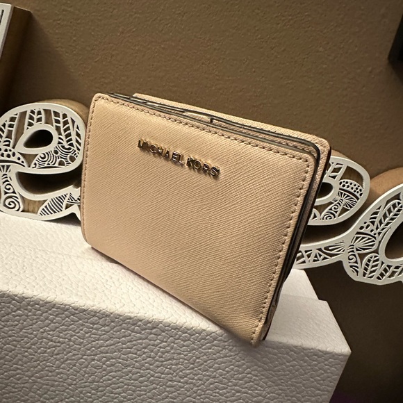 Like New Michael Kors Small Wallet - Picture 3 of 11